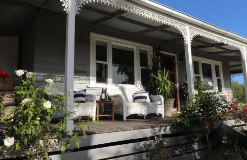 Swan Reach Casa | Bylands Cottage Historic Home - Tambo river views and pet friendly