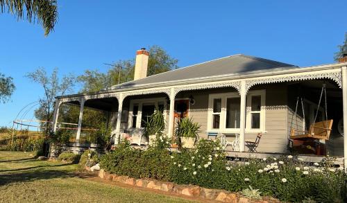 Swan Reach Casa | Bylands Cottage Historic Home - Tambo river views and pet friendly