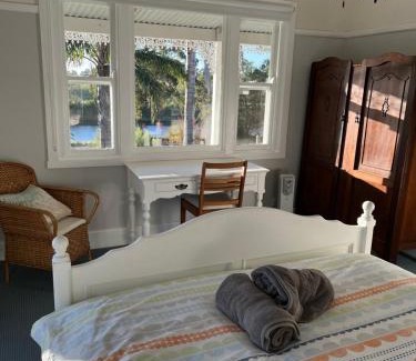 Swan Reach Casa | Bylands Cottage Historic Home - Tambo river views and pet friendly