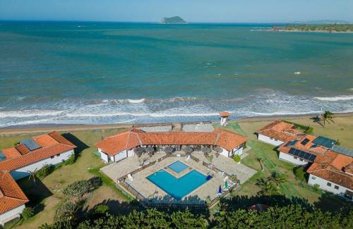 Praia Rasa Casa | Casa Bz60 en condominio justo en la arena