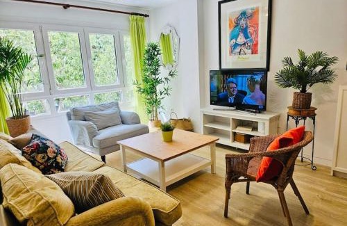 Capuchinos Apartamento | Céntrico piso con 2 camas de matrimonio y parking