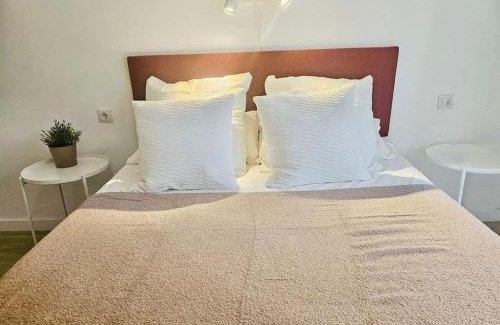Capuchinos Apartamento | Céntrico piso con 2 camas de matrimonio y parking