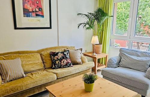 Capuchinos Apartamento | Céntrico piso con 2 camas de matrimonio y parking