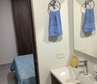 Sabaneta Casa | Cómoda habitación con baño privado