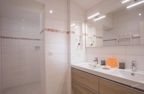 Blanquefort-sur-Briolance Chalet De Esquí | CÔTÉ BIRON - Chalet moderno - Piscina y tenis - Gîte de Poubille