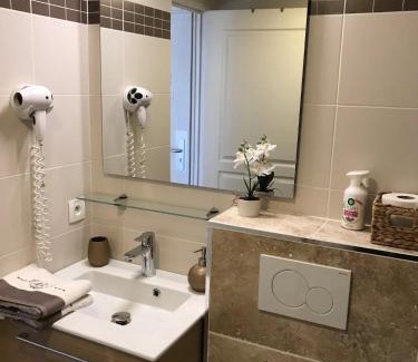 Villeneuve Loubet Beach Apartamento | Côte d'Azur joli studio 50m plage, climatisation , parking.