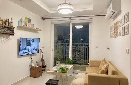 Binh Chanh Apartamento | Căn hộ 1PN 1WC sofa phòng khách, ban công rộng, netflix