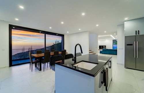 Arco da Calheta Villa | C & C Sunset Villa!