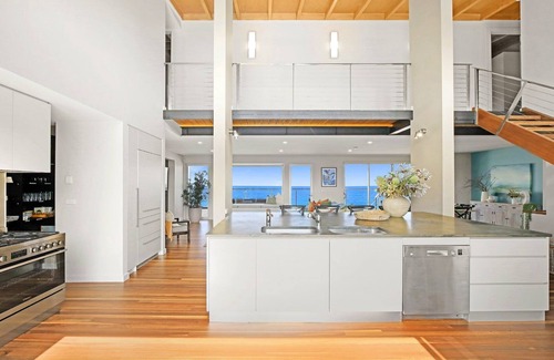 Wamberal Casa | C'EST LA VIE, WAMBERAL - FRENTE A LA PLAYA CON PISCINA, VISTAS FANTÁSTICAS AL MAR