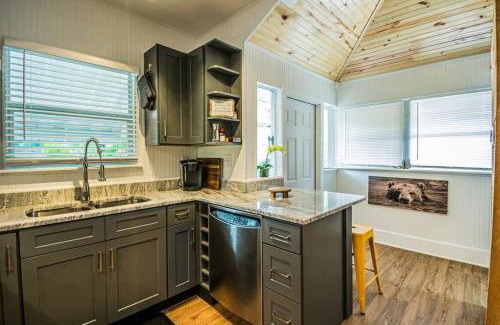 Greater Woodlawn Casa | C'est La Vie - make memories at our cozy bungalow