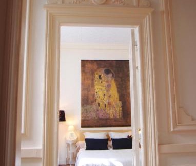 Saint Genes Cama Y Desayuno | C'est une maison bleue - a blue lodge in Bordeaux