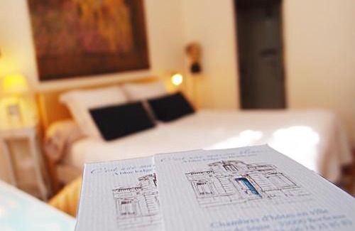 Saint Genes Cama Y Desayuno | C'est une maison bleue - a blue lodge in Bordeaux