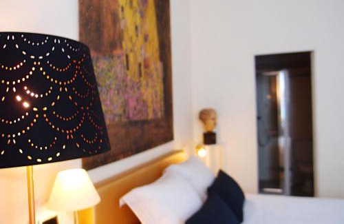 Saint Genes Cama Y Desayuno | C'est une maison bleue - a blue lodge in Bordeaux