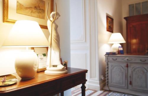 Saint Genes Cama Y Desayuno | C'est une maison bleue - a blue lodge in Bordeaux