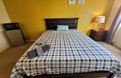 Beverly Hills Hotel | (C01) Large Unit with Private Bath