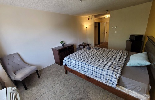 Beverly Hills Hotel | (C01) Large Unit with Private Bath