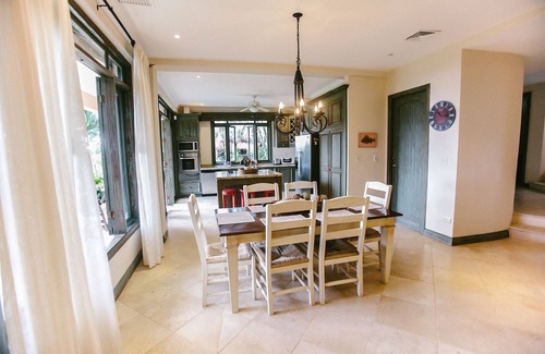 Esterillos Este Villa | C1: HOGAR X-LARGE, VISTAS AL OCÉANO ~ CONSERJE ~ PISCINA ~ TERRAZA SUPERIOR ~ PINGPONG ~ ¡BRISAS FRESCAS!