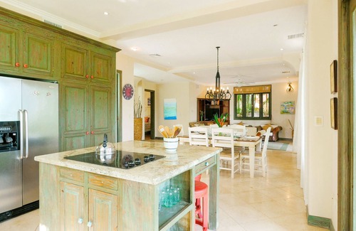 Esterillos Este Villa | C1: HOGAR X-LARGE, VISTAS AL OCÉANO ~ CONSERJE ~ PISCINA ~ TERRAZA SUPERIOR ~ PINGPONG ~ ¡BRISAS FRESCAS!