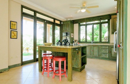 Esterillos Este Villa | C1: HOGAR X-LARGE, VISTAS AL OCÉANO ~ CONSERJE ~ PISCINA ~ TERRAZA SUPERIOR ~ PINGPONG ~ ¡BRISAS FRESCAS!