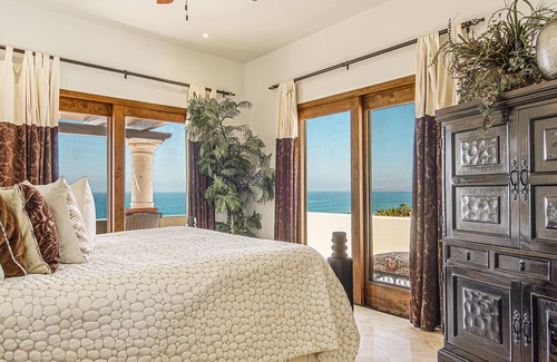 Buzzards Condominio | C302 Oceanview Penthouse with the Beachfront Club and Fitness Center Access