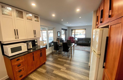 Lac-Saint-Jean-Est Regional County Municipality Chalet De Esquí | Le Chalet du Havre, 5 bedrooms, waterfront, covered terrace, pedal boat included!