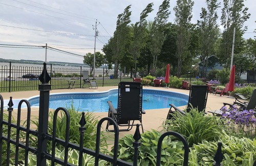 Saint-Jean-de-l'lle-d'Orleans Chalet De Esquí | 4 personas, 2 habitaciones con vista al río San Lorenzo, piscina climatizada.