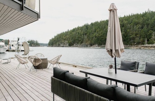 Halfmoon Bay Casa | The Float House Lodge at Secret Cove