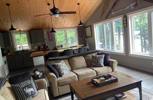 Unorganized Centre Parry Sound Cabaña | Private Lakefront Cottage on Deer Lake