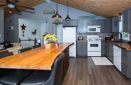 Unorganized Centre Parry Sound Cabaña | Private Lakefront Cottage on Deer Lake