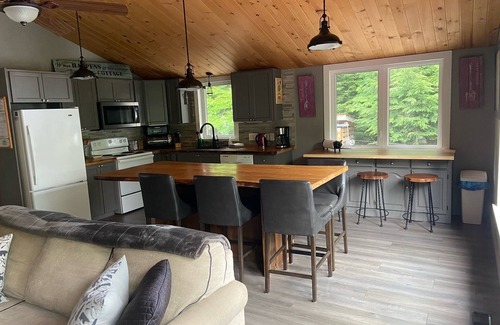 Unorganized Centre Parry Sound Cabaña | Private Lakefront Cottage on Deer Lake