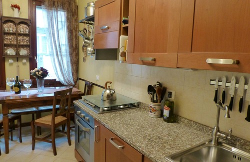 Dorsoduro Apartamento | Ca 'Venexiana, tranquilo 2 dormitorios con patio privado junto al canal ~ sin cargos adicionales