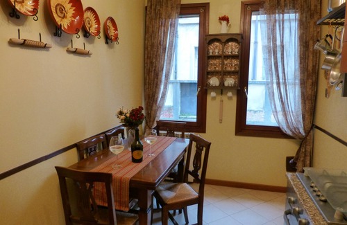 Dorsoduro Apartamento | Ca 'Venexiana, tranquilo 2 dormitorios con patio privado junto al canal ~ sin cargos adicionales