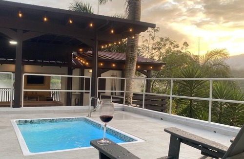 Cerro Cabina | Cabaña entre Pinos: Piscina c cale Fogata y Mini Golf en Cayey parejas, familias