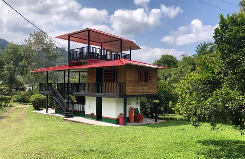 San Francisco Chalet De Esquí | Cabaña tipo glamping en finca cafetera con zonas verdes, avistamiento de aves, paisaje cafetero