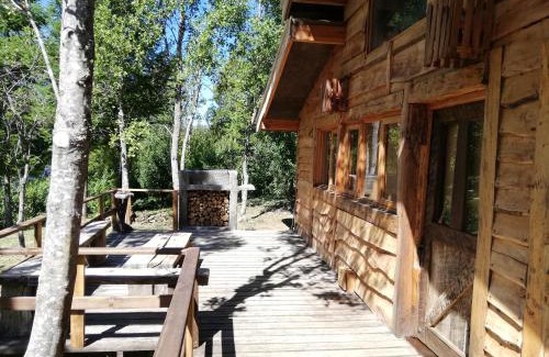 Pucon Casa | Cabaa rstica 2 maravillosa,con troncos nativos, con orilla de Ro Trancura