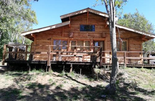 Pucon Casa | Cabaa rstica 2 maravillosa,con troncos nativos, con orilla de Ro Trancura