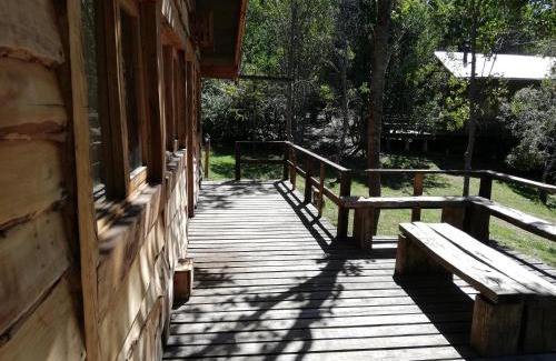 Pucon Casa | Cabaa rstica 2 maravillosa,con troncos nativos, con orilla de Ro Trancura