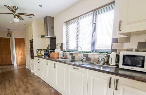 Rhayader Cabina | Caban Nant Ddu - Cabin with Hot Tub Sleeping 6 guests