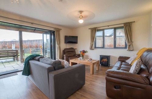 Rhayader Cabina | Caban Nant Ddu - Cabin with Hot Tub Sleeping 6 guests