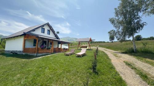 Poiana Marului Casa | Cabana cu ciubăr din Larguta