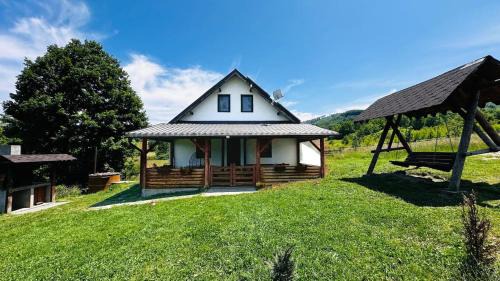 Poiana Marului Casa | Cabana cu ciubăr din Larguta