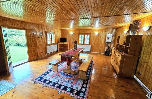 Bezdead Casa | Cabana din Tei, 5 Camere si Semineu, Costisata, Dambovita