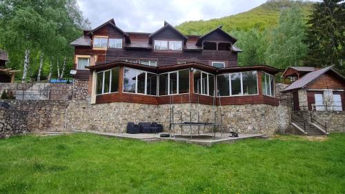 Riu de Mori Casa | Cabana Floare de stâncă Retezat cu Ciubar in pădure