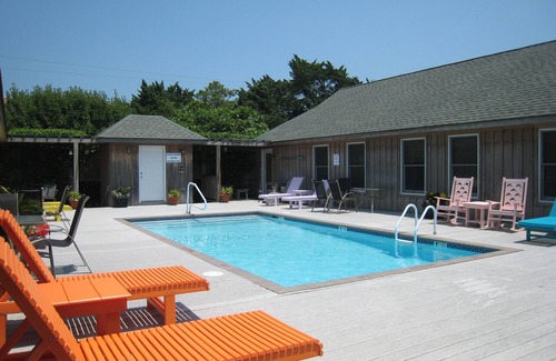 Ocracoke Condominio | Cabana IV: Escapada perfecta para dos que ofrece una piscina compartida.