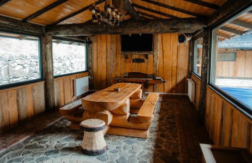 Iacobeni Chalet De Esquí | Cabana roua munților din bucovina
