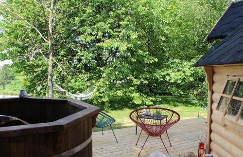Vernoux-en-Gatine Casa | Cabane dans un jardin arboré