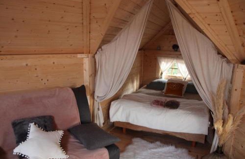 Vernoux-en-Gatine Casa | Cabane dans un jardin arboré