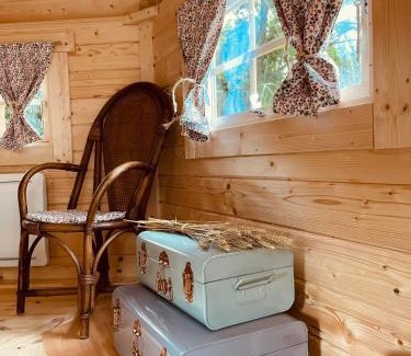 Vernoux-en-Gatine Casa | Cabane dans un jardin arboré