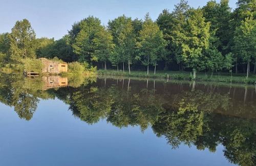 La Lande-Patry Cabina | Cabane en Bois sur L'étang, un Havre de Paix sur un Site Exceptionnel