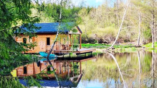 Saint-Martin-du-Puy Chalet De Esquí | Cabane pilotis sur étang, au lac de Chaumeçon